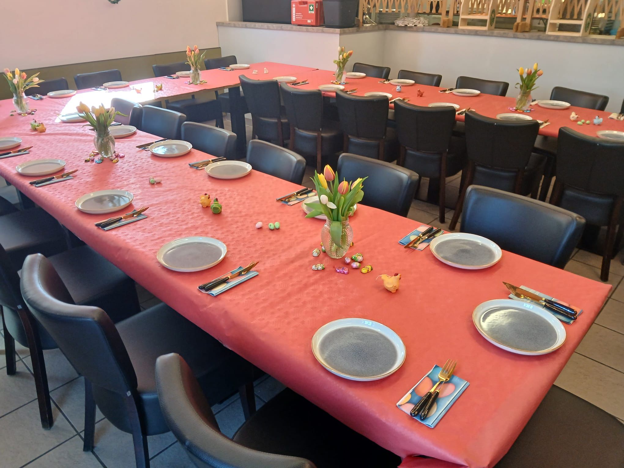 Frühlingshafte Dekoration im Gästeraum