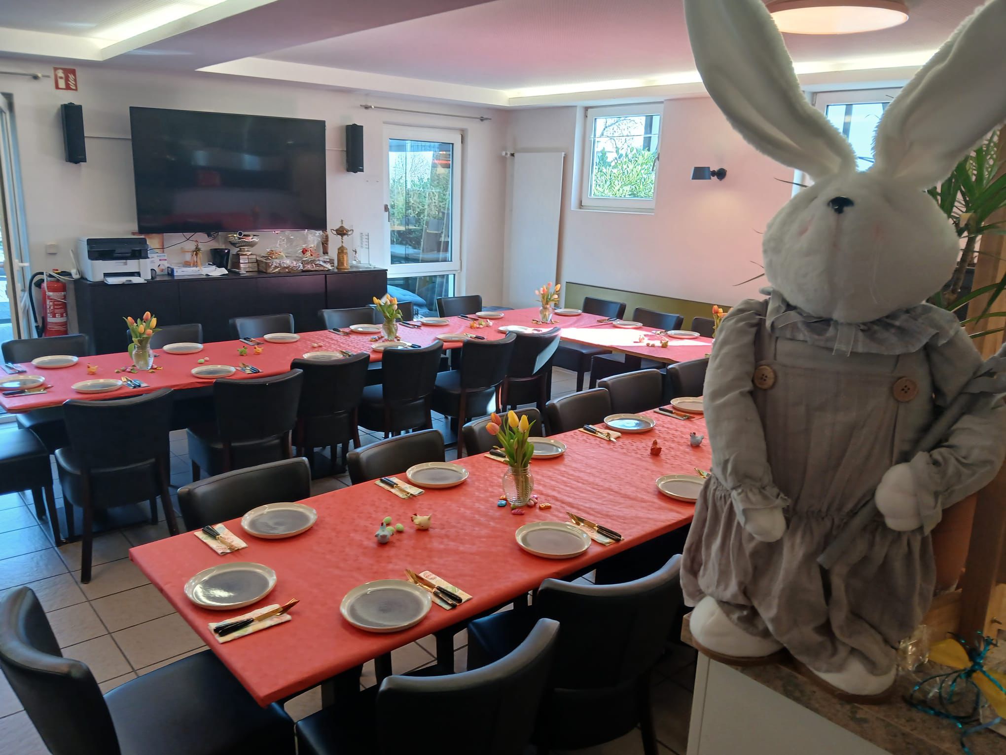 Österlich dekorierter Gästeraum im Sweet Spot Clubrestaurant